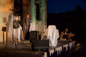Presentació del llibre Tornar de Noemí Morral a la Plaça Major de Sant Julià de Vilatorta, amb acompanyament d'en Quin Salinas a la Guitarra, i en Joan Roura a la escenificació i direcció.
