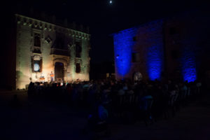 Presentació del llibre Tornar de Noemí Morral a la Plaça Major de Sant Julià de Vilatorta, amb acompanyament d'en Quin Salinas a la Guitarra, i en Joan Roura a la escenificació i direcció.